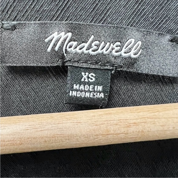 Madewell V-Neck Button-Front Shirt in Black - Picture 9 of 11